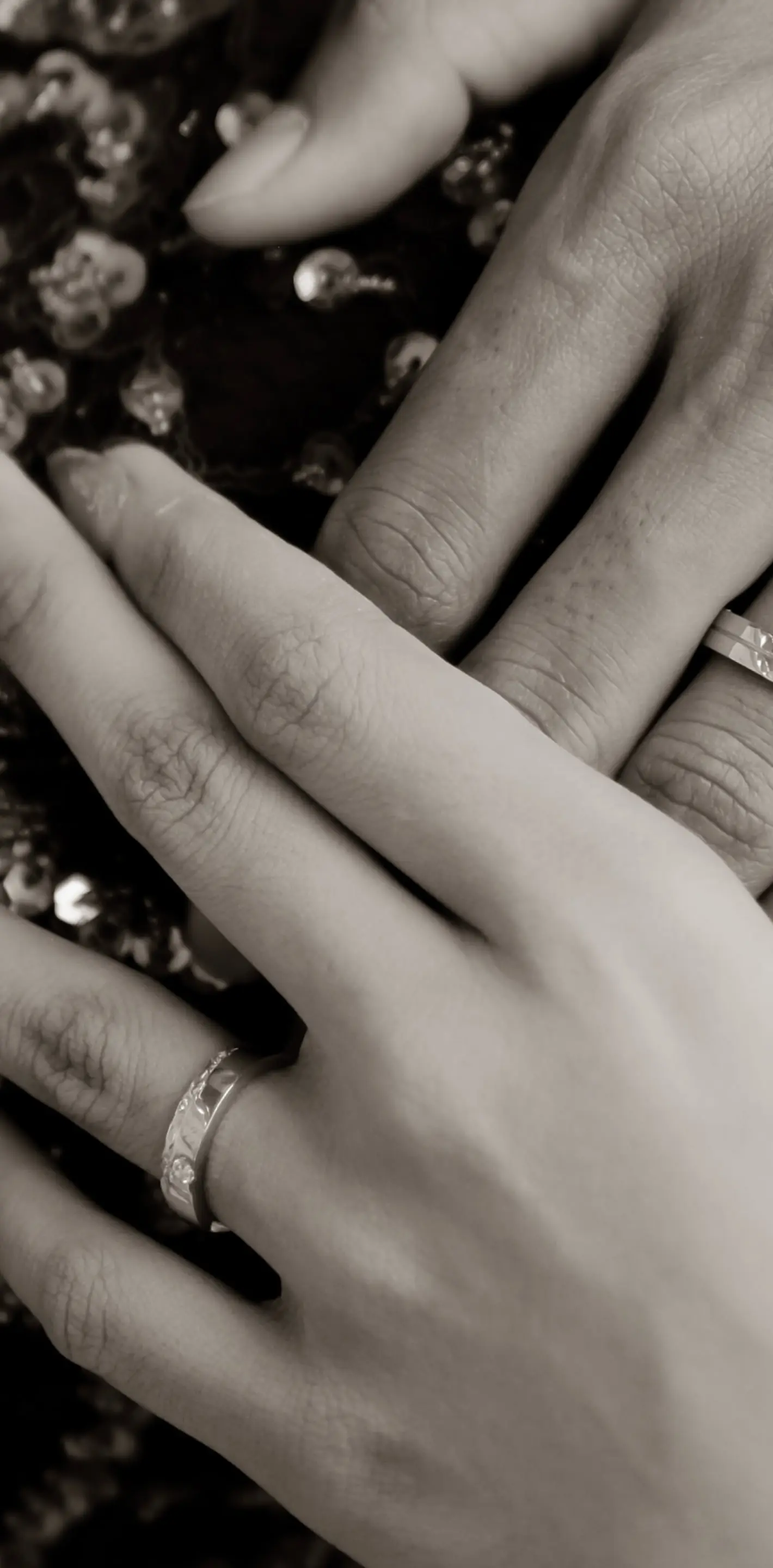 Dua tangan dengan cincin pertunangan