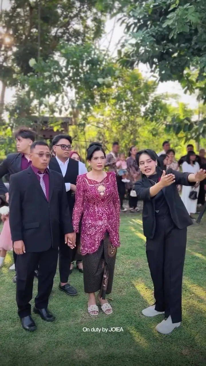 Kru JOIEA mengarahkan orang tua pengantin di venue outdoor