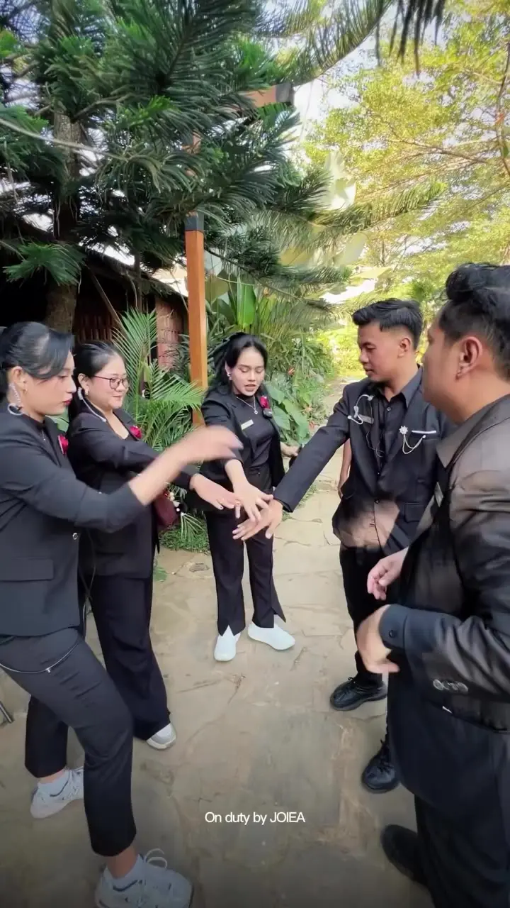 Kru JOIEA menyatukan tangan sebelum mulai bertugas