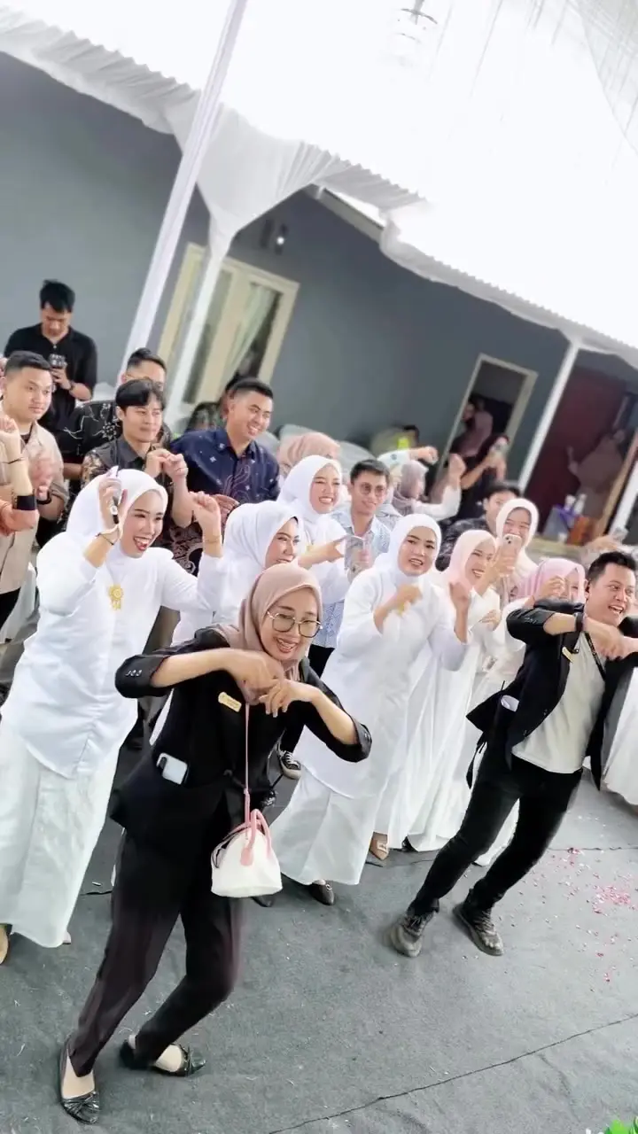 Kru JOIEA dan tamu berbusana putih berjoget bersama di halaman tempat acara